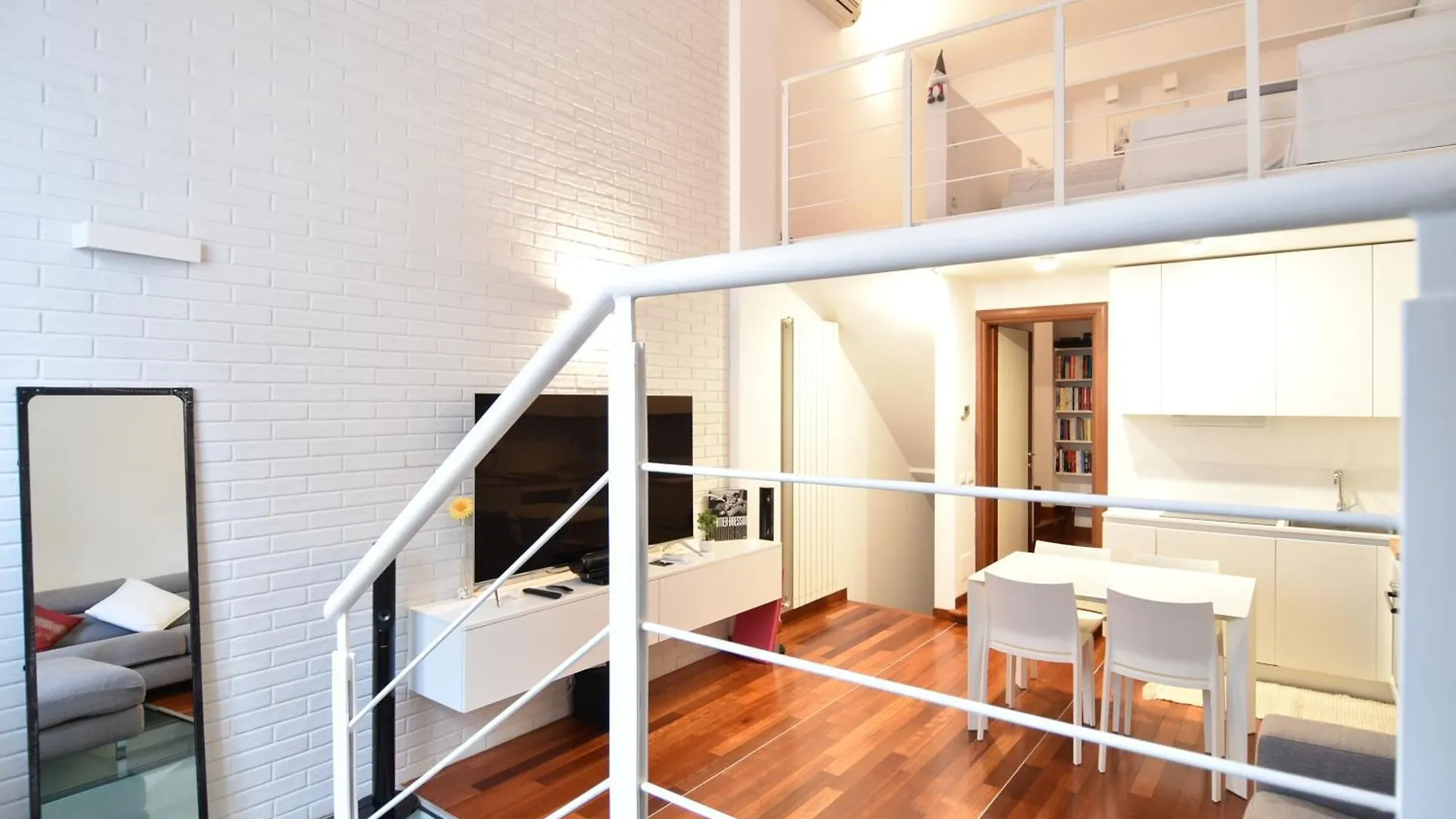 Luxury & Cozy 90 Sqm Flat Facing “Bosco Verticale” Milan Apartment